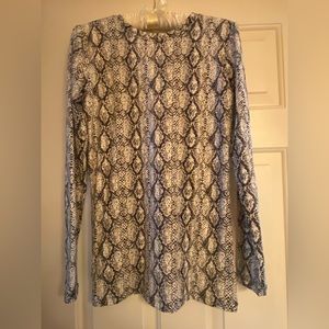 Zenana beaut. faux snakeskin patt. supsoft scoopneck tunic blk&off wht blouse.